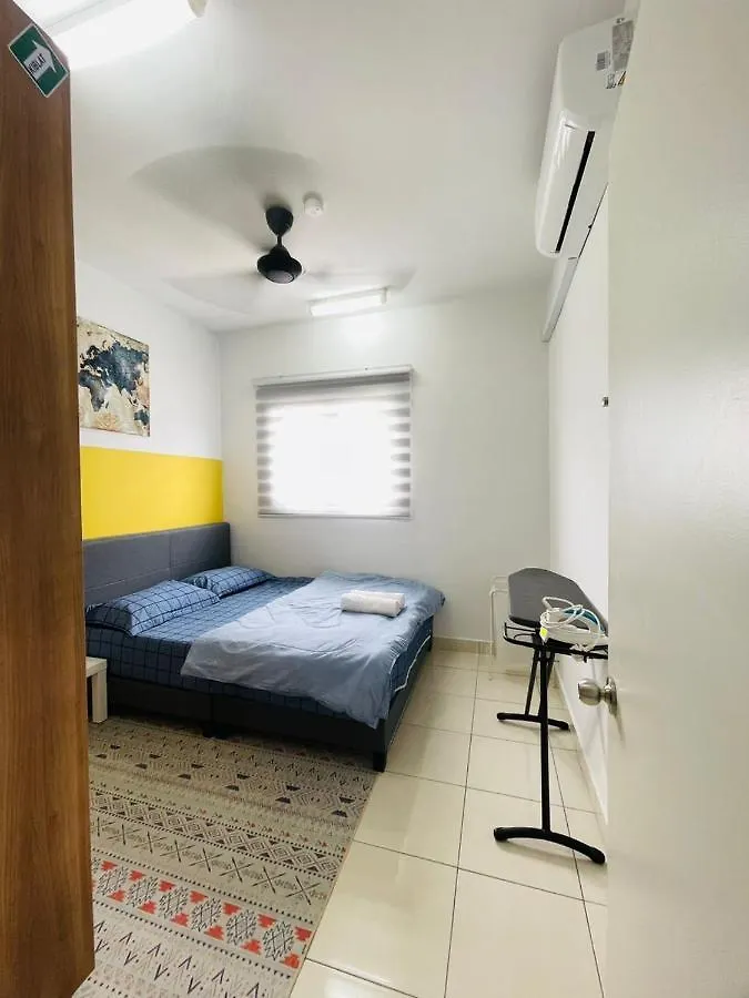 E. R Homestay 3R2B Nearby Klia Sepang 0*,